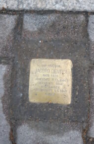 la pietra d'inciampo che ricorda Jacopo Dentici